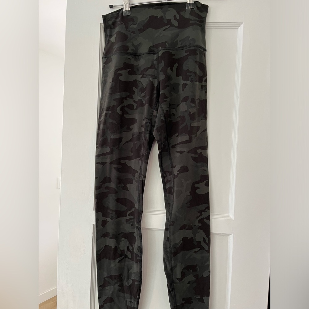 Lululemon 28” Align Legging in Green Camo Sz 4